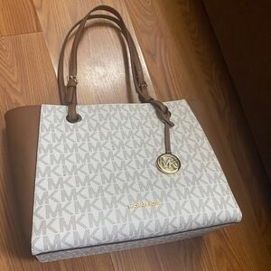 NWT Michael Kors Signature Logo Purse